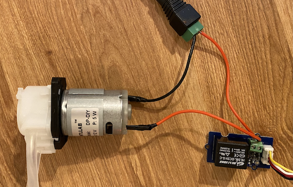 通过继电器连接的水泵